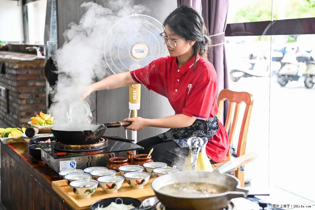 全网追的“扁担女孩”，找了一份暑假工，时薪12元 - 鄂尔多斯生活资讯 - 鄂尔多斯28生活网 erds.28life.com